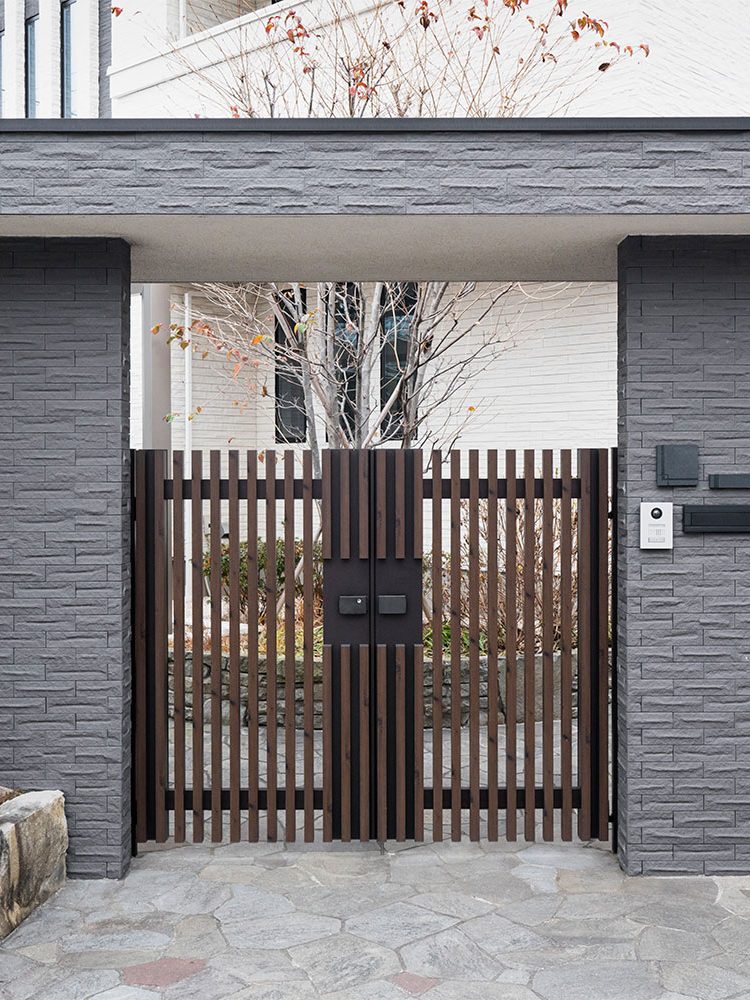 japanese-house-entrance-with-fence